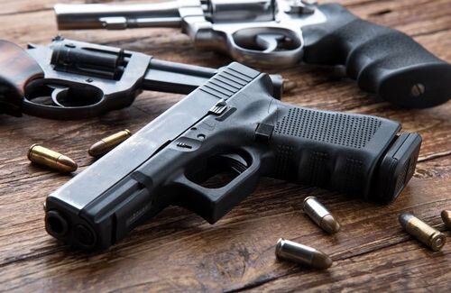 【地獄絵図】クリスマスプレゼントを巡って家族が喧嘩 → 14歳弟が23歳姉を銃で射殺し、15歳兄が弟を銃撃して兄弟逮捕される