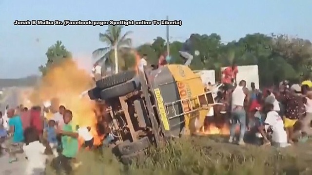 【動画】アフリカ西部でタンクローリーが横転 →地元民「ヒャア！ガソリン持ち去るぞ！！！」 →最悪の事態に・・・