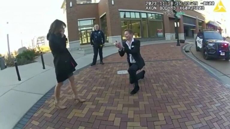 デート中ボーイフレンドが警察に捕まるだと！？からのサプライズ・プロポーズ。警官は協力者だった