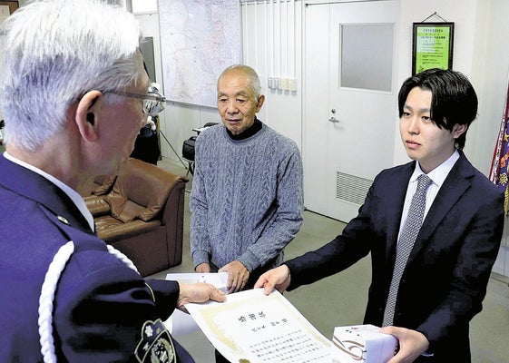 歩道橋の欄干越えた少女、散歩中の８０歳男性がとっさに抱きかかえ救助…少女は言葉なく涙