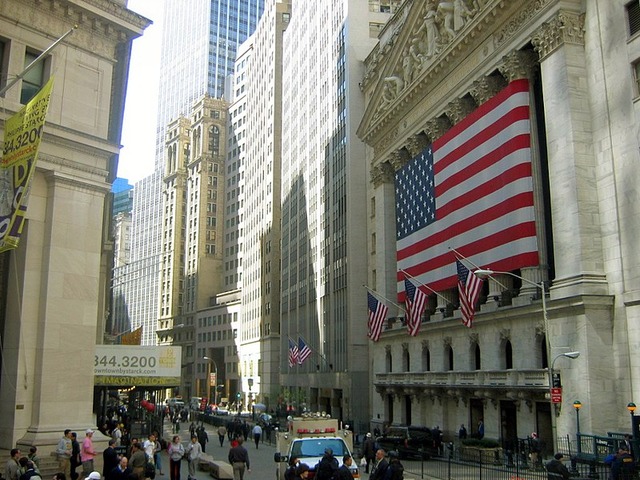 アメリカ人「給料の6割投資します、日常生活はリボ払いです」←こいつに経済で勝つ方法