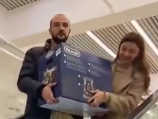 【動画】PS5を手に入れた男性、既婚男性に完全勝利し終始笑顔でアピールしてしまうｗｗｗｗｗ