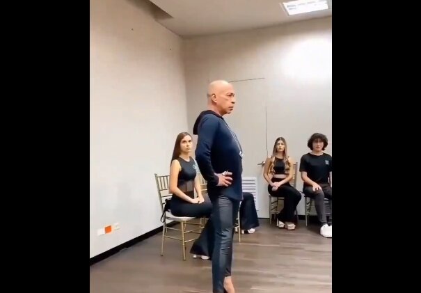 【動画】モデルウォークのプロトレーナーさん、おじさんなのに歩くだけで美しい……