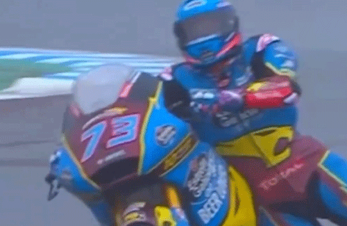 【神回避】バイクレース中のアクシデントを超絶身体能力で回避しまくる動画をレッドブルが公開