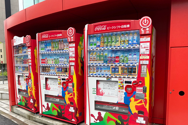コカ・コーラ、自販機に変動価格性を全国導入へ→夜間に◯◯円値下げ！！