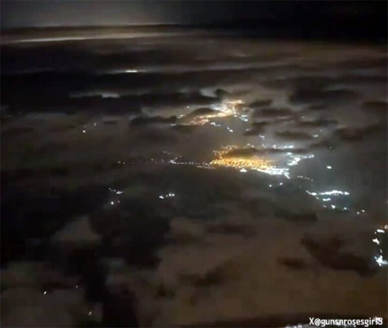飛んでイスタンブール。夜空の雲海とその下の美しい夜景を捕らえた飛行機からの美しい映像