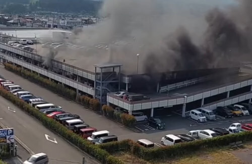 厚木パチンコ店の駐車場火災、VW車が出火元の可能性！火災リスクでリコールを届け出た車種