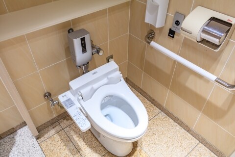 コンビニ店長（51）、15年間に渡って自店の女子トイレで盗撮し逮捕　性的姿態撮影処罰法違反の疑い