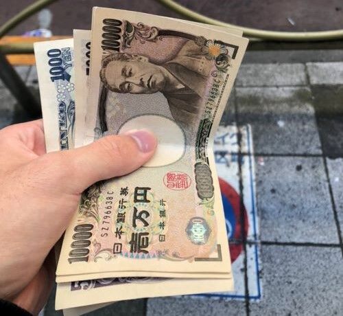 X民「渋谷でおじさんがお金配ってたんだけどｗ」→自演？詐欺？資金洗浄？など様々な意見が飛び交う