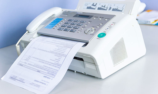 【悲報】小中学校の96％がいまだにFAX使用　世界よ、これがデジタル先進国日本だ