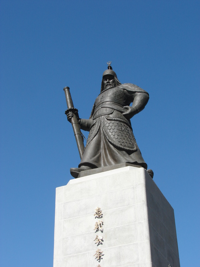 【韓国釜山】4700万円を投じ歩道に李舜臣将軍を描いたタイルを設置→日本人に踏まれる！と気が付き3日で撤去