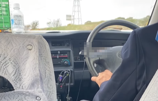 タクシーに乗ってる客「運転席からラーメンをすする音が聞こえる。まさかな…？」ﾁﾗｯ → 衝撃の光景がこちら・・・