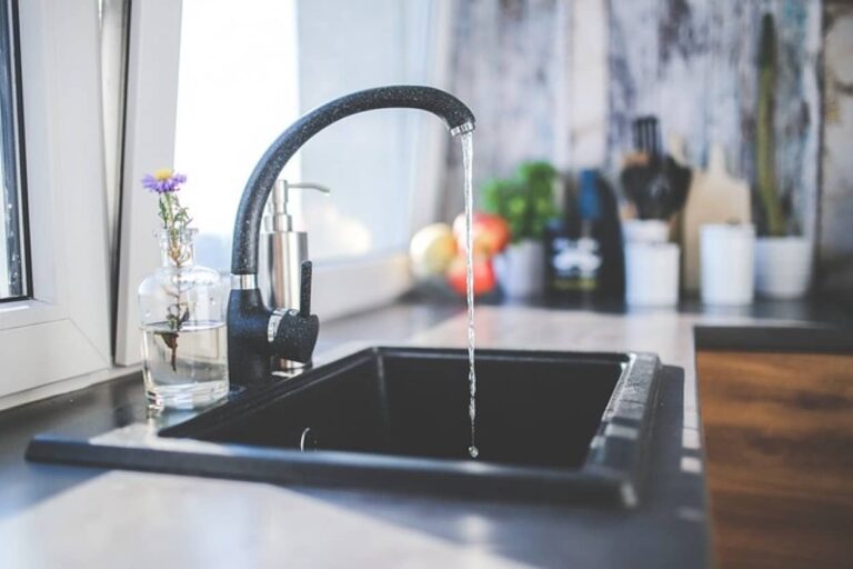 引っ越し先で体調不良となったカップル、トイレの水が蛇口に流れていたことが判明