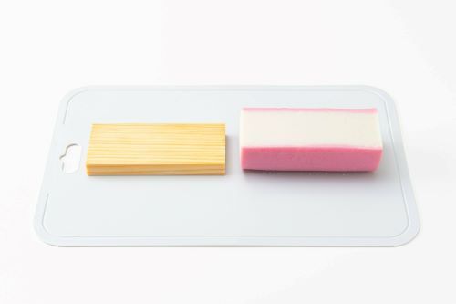 かまぼこを板からめちゃくちゃ綺麗に剥がす方法が話題に！マジで一片も残らないらしいぞ！！