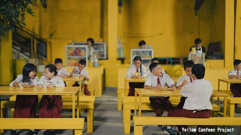 黄色でハエを追い払う。インドネシアの学校の屋外食堂プロジェクト