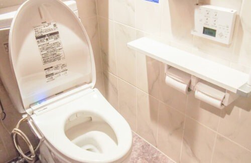 【外道】とあるアミューズメント施設で客がトイレでとんでもない嫌がらせをする → 施設の半分が壊滅的状態になり、数百万以上規模の被害が出てしまう…