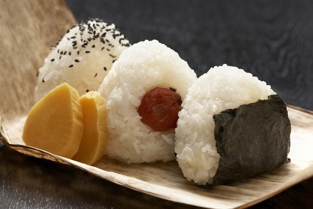 他人の作ったおにぎり食える？おにぎりを作って3時間後　水だけ手洗いは雑菌数100万個以上に