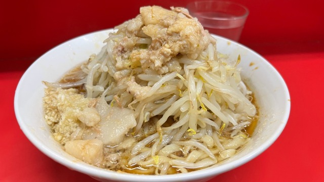 ラーメン二郎を食べたジョージア大使、エネルギーがありあまりすぎて動き続けてしまう