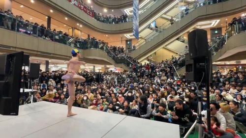 小島よしおさん、新年早々子供から大人まで笑顔でおっぱっぴーさせてしまうｗｗｗｗｗ