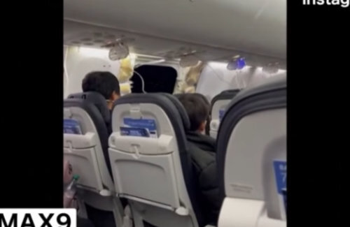 【怖すぎ】ボーイング社の旅客機、飛行中に機体の一部が吹き飛んでしまう