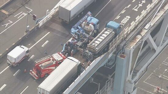 軽自動車が大型車に挟まれ押し潰される事故が発生　軽どこ？と思ったらこれかよ・・・むごすぎる