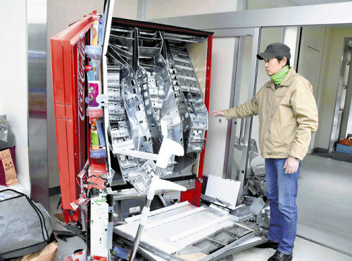 【画像】石川・穴水の避難所、４０～５０代の集団がチェーンソーで自販機破壊し金銭盗む、目撃者「避難所がパニックに」