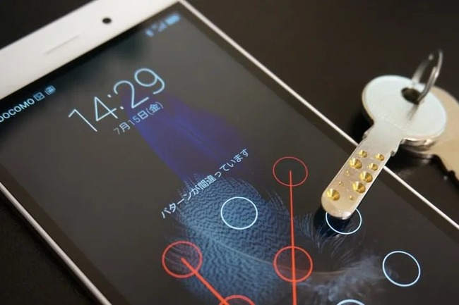 スマホのパスワードを忘れた父親が全パターンを試すという無謀な挑戦を開始→まさかの方法で解除してしまうｗｗｗｗｗ