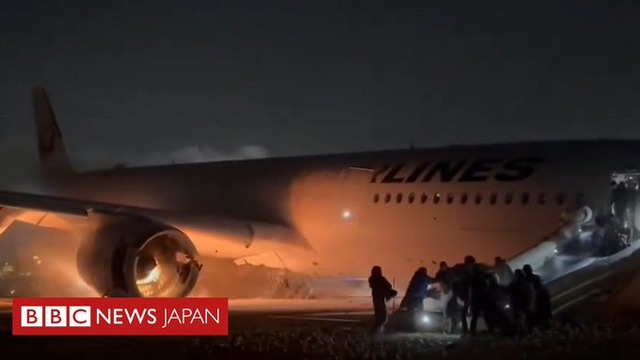 羽田空港衝突炎上事故で400人が逃げ切れたのは「乗客全員が〇〇しなかったから」と海外でも絶賛される