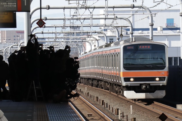 【画像】駅のホームに謎のモンスターが現れる「モルボル、タタリ神、スーモ、ネオエクスデス」芸術的だと話題