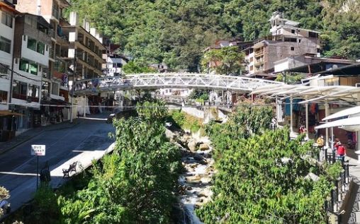 どこかの温泉街に見えるこの風景、どこの写真か分かる？→まさかのあの場所だったｗｗｗｗ