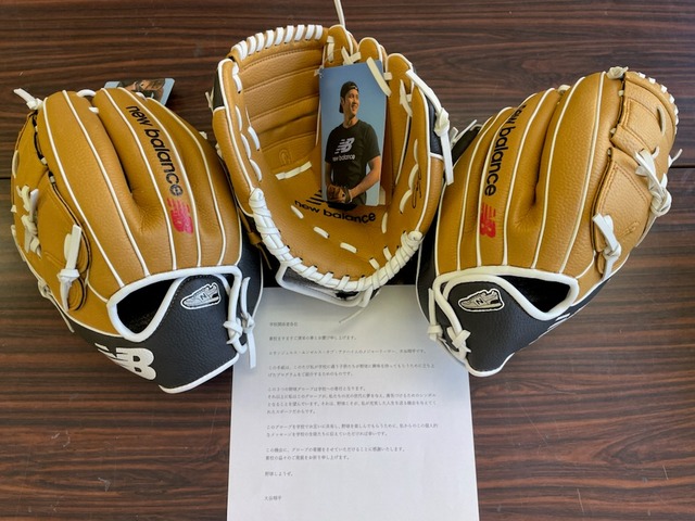 【悲報】大谷翔平さんが小学校へ寄贈しているグラブ、ついに『転売騒動』が起こってしまう・・・