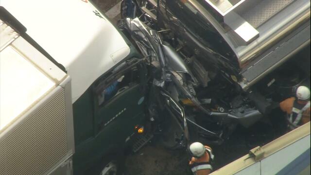【画像】トラック突っ込まれた軽乗用車、厚さ約30センチまで押しつぶされてしまう、軽乗用車が大破し男女2人死亡
