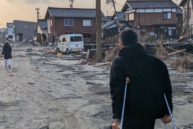 山本太郎さん、わざわざ松葉杖姿で被災地を歩く写真をSNSに投稿→れいわ支持者「今までこんな政治家いたか！？」