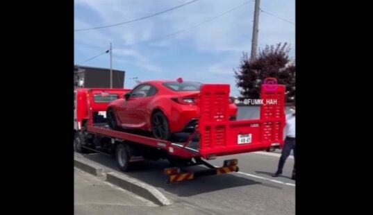 【動画】カーディーラーさん、新車の納車時にありえないミスで傷をつけてしまう！　その後の対応も酷すぎる・・・