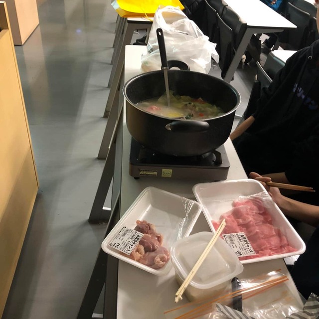 大学の授業中、学生が「鍋」を食べる…驚きの光景にSNS賛否両論　許可した教授が明かす「自由」めぐる深い理由