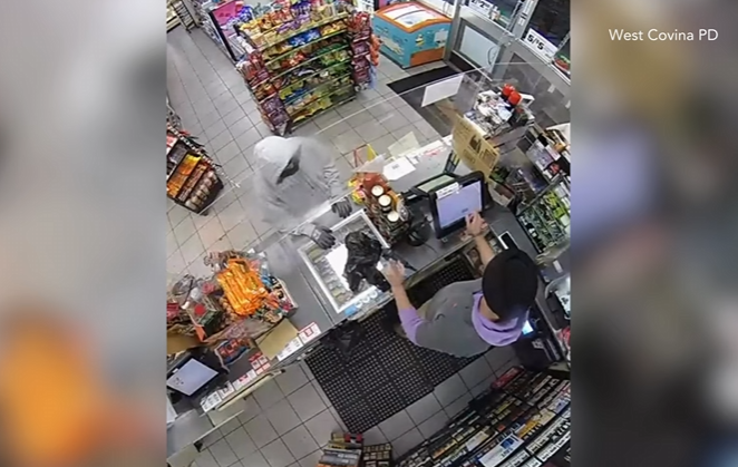 コンビニに来た警察「普段は明るいあの店員が怯えた表情してる。何かがおかしい」 → 衝撃の展開に！！