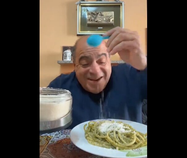 【クセ強】パスタに粉チーズをかけるだけのイタリア人TikTok動画がなぜかバズってしまうｗｗｗｗｗｗｗ
