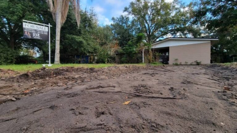 道が盗まれた！？何者かによって私道を撤去された住宅所有者、建設業者の詐欺行為が原因か？