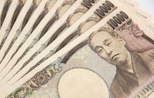 飲食店の店主、1万円札をコピーし店内に飾る → それを欲しがる知人に譲渡  → タクシー代に使ってしまい、店主と知人が逮捕される 「使えないと言ったのに…」