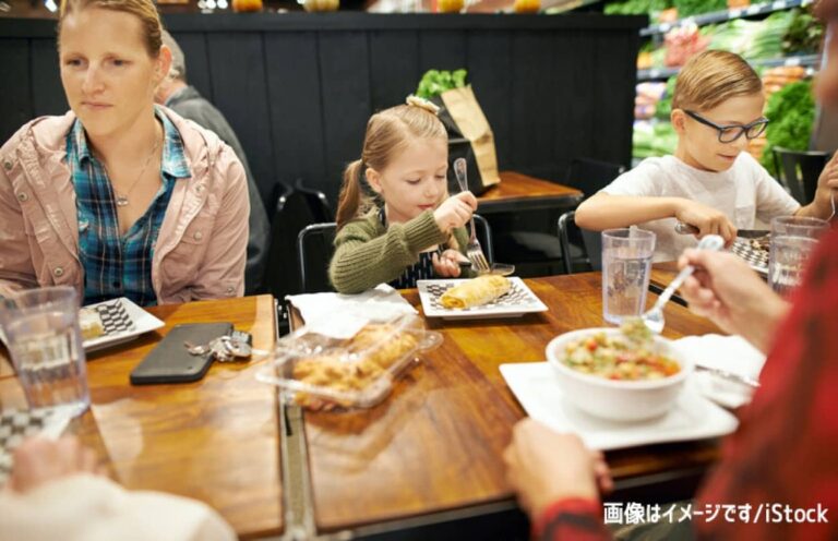 8人の子供を連れた4人の女性グループがレストランで食い逃げ、1人が捕まるも料金を払えず