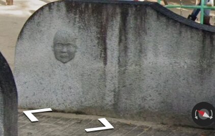 公演の壁に設置されたリアルすぎる顔が怖すぎ！！ 設置した人「子供に喜んで欲しかった」