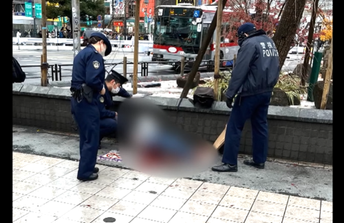 【えぇ…】渋谷ハチ公前で20代男性が自分の太ももにナイフを突き刺し病院搬送　理由は謎