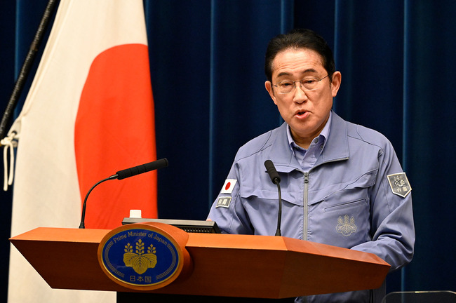 岸田首相、官邸にいるのに防災服で記者会見→やっぱり批判されてしまう…