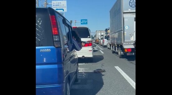 【動画】道路渋滞中にラジコンで遊ぶ猛者が現れるｗｗｗｗｗｗｗ まわりの人もほっこり