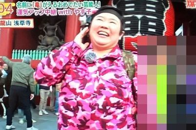 元旦の生中継で放送事故寸前！見知らぬ男性が後ろから近付いてきて…うわああああ！