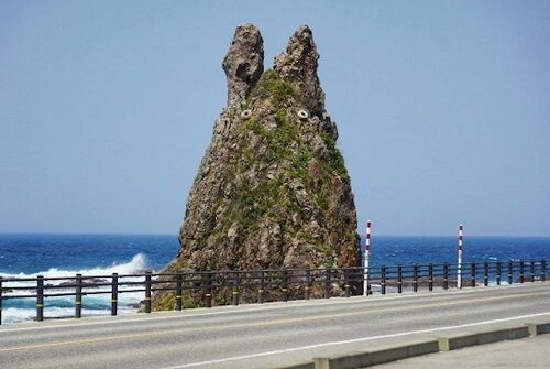 石川県にある「トトロ岩」、崩落してとんでもないことになってしまう…