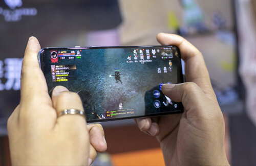 中国政府がゲーム規制強化案を発表し、ゲーム各社の株価が暴落 → ゲーム規制責任者が解任されたと報道される