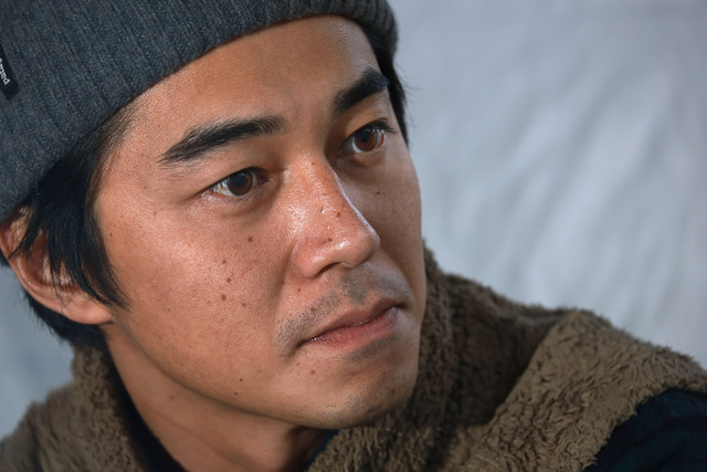 【画像】「山奥の村にいる東出昌大さんが餅つきで地元民と交流してる」パシャッ　→　ほのぼのシーンのはずなのに、どう見ても殺◯現場になってしまった画像がこちらｗｗｗｗ
