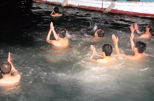 男性が全裸で海や川に飛び込む神事、今年から水着を着用へ…警察から指摘された結果