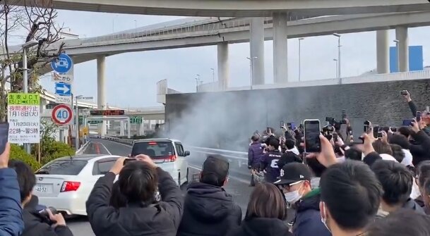 大黒PA出口で車から煙が！！ しかし周辺の人は誰も手伝わず、スマホを構えて動画撮影